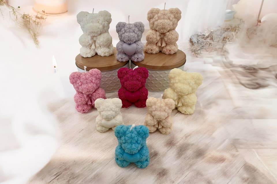 Bougies Ceranatura moulées en forme d’ours, déclinées en plusieurs couleurs pastel et vives, présentées sur une mise en scène douce et chaleureuse