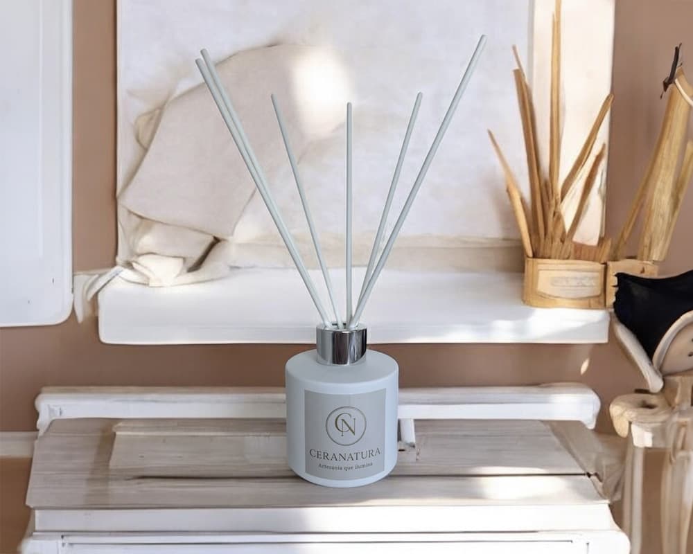 Diffuseur de parfum Ceranatura Vanilla en flacon blanc avec tiges et décor végétal